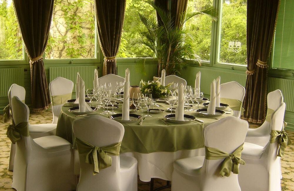 Gundel télikert, terített asztal, zöld-fehér színvilággal